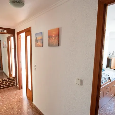 An In With 3 Bedrooms, Located Near And Gandia شقة